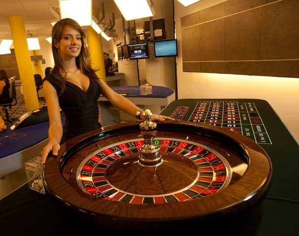 Живой крупье за столом европейской рулетки