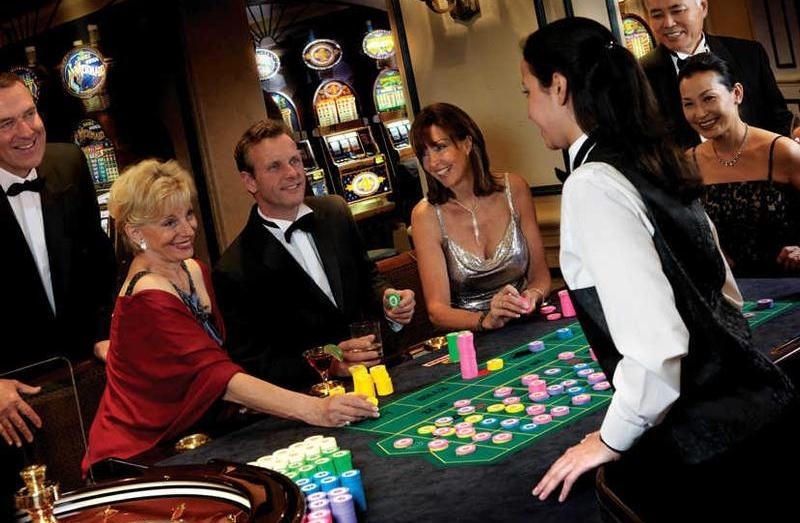 Интеллигентная компания играет в рулетку в казино Батуми