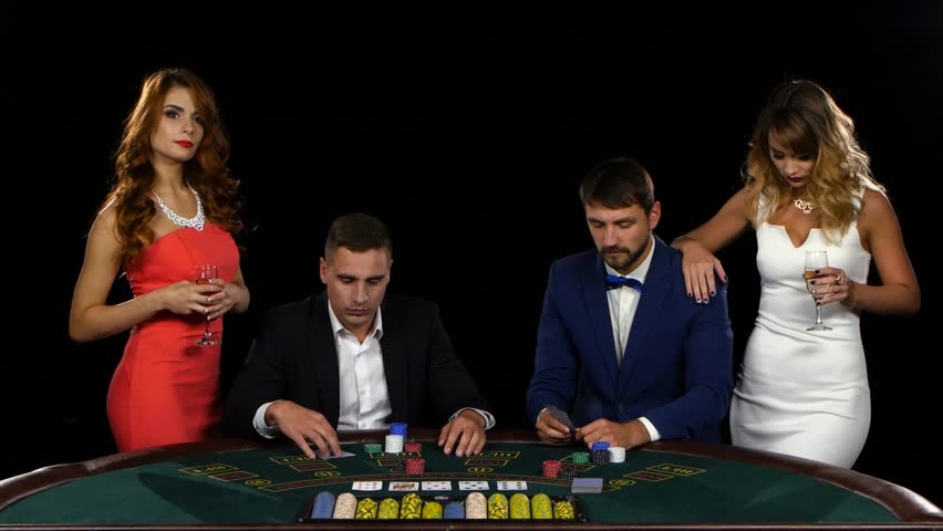 Две красотки в мини-платьях пьют шампанское и болеют за своих мужчин, которые сели сыграть в блэкджек