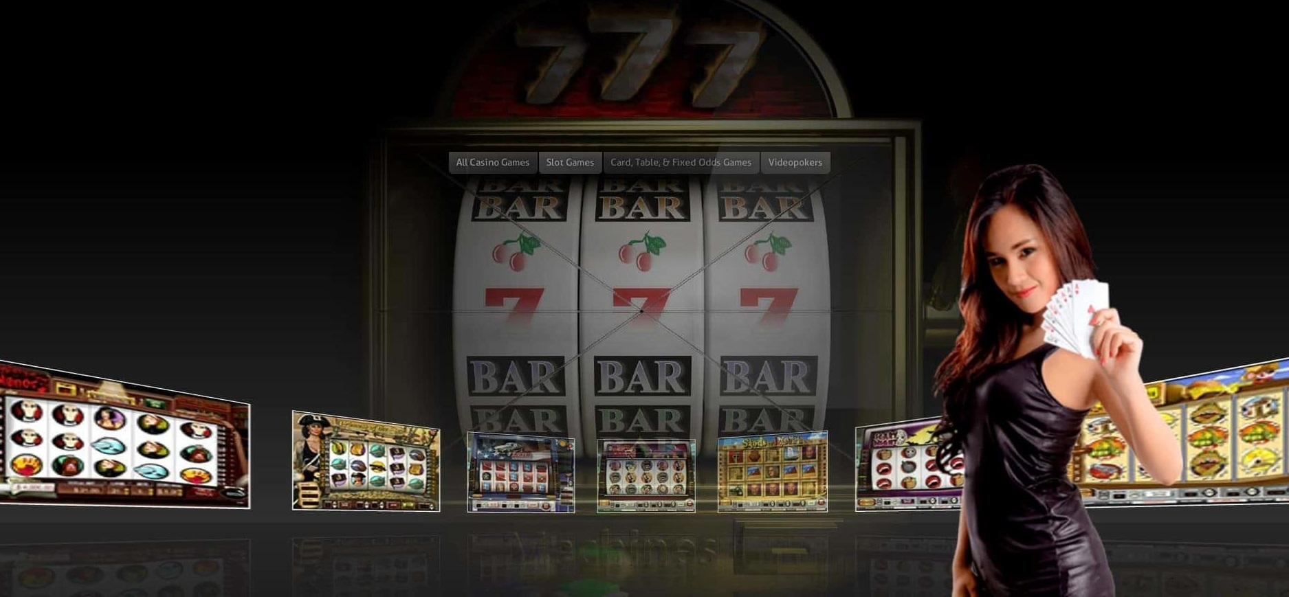 Сексуальная девушка в черном обтягивающем платье позирует на фоне игровых автоматов с картами в руках