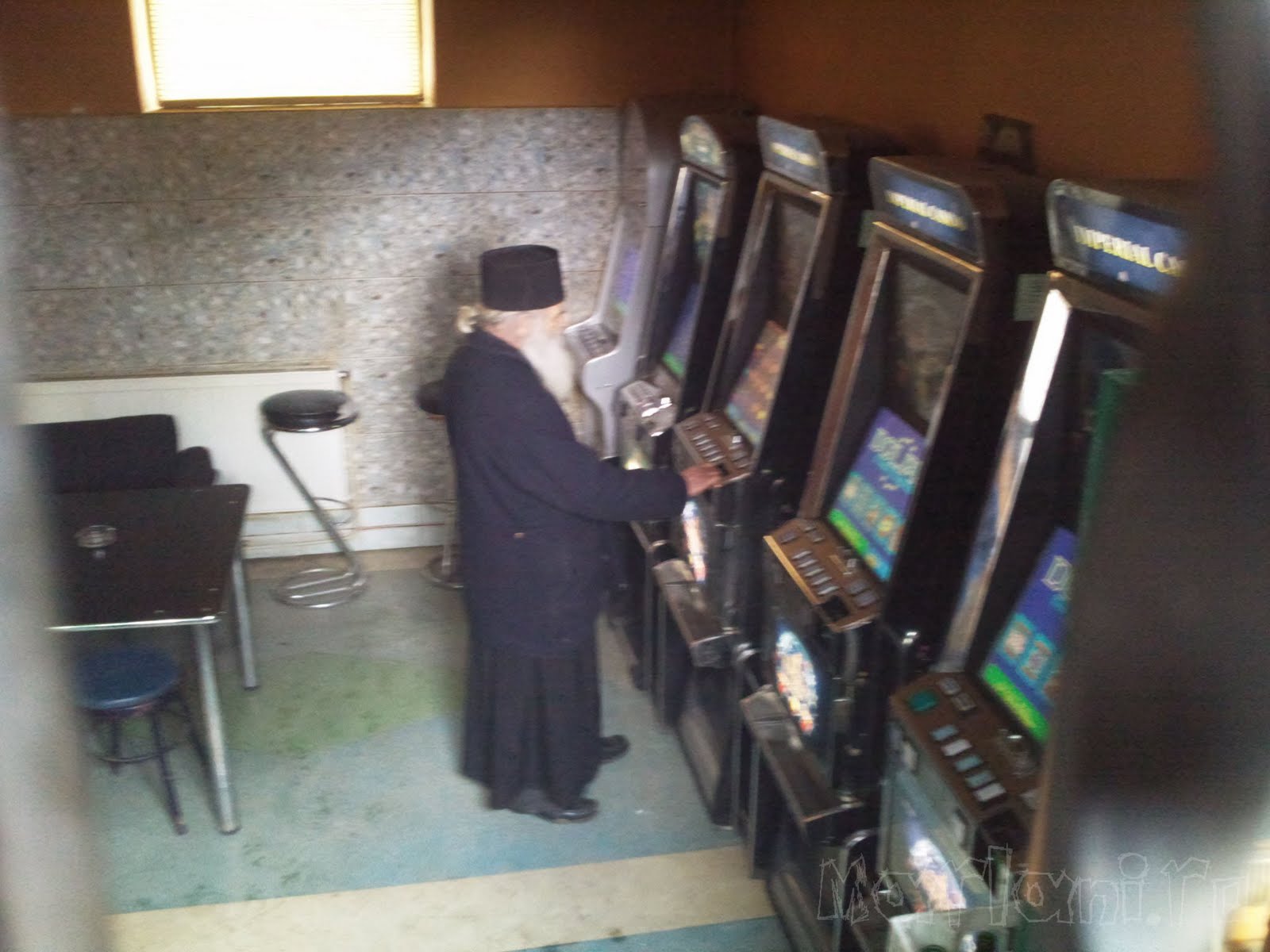 священник играет в казино