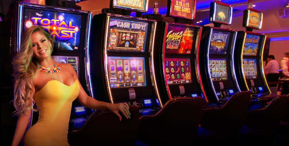 Сексуальная девушка рекламирует игровые автоматы в казино