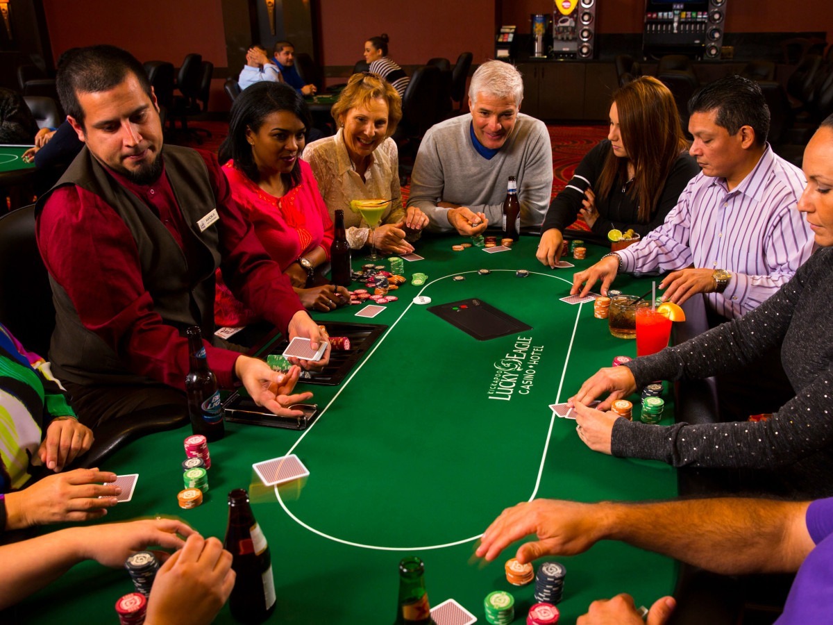 Дилер сдает карты в Техасском Холдем покере