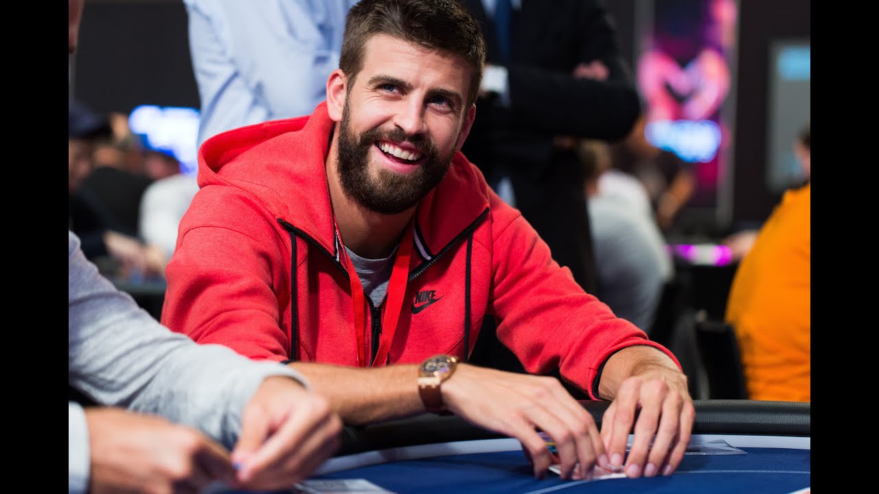 Жерар Пике играет в покер