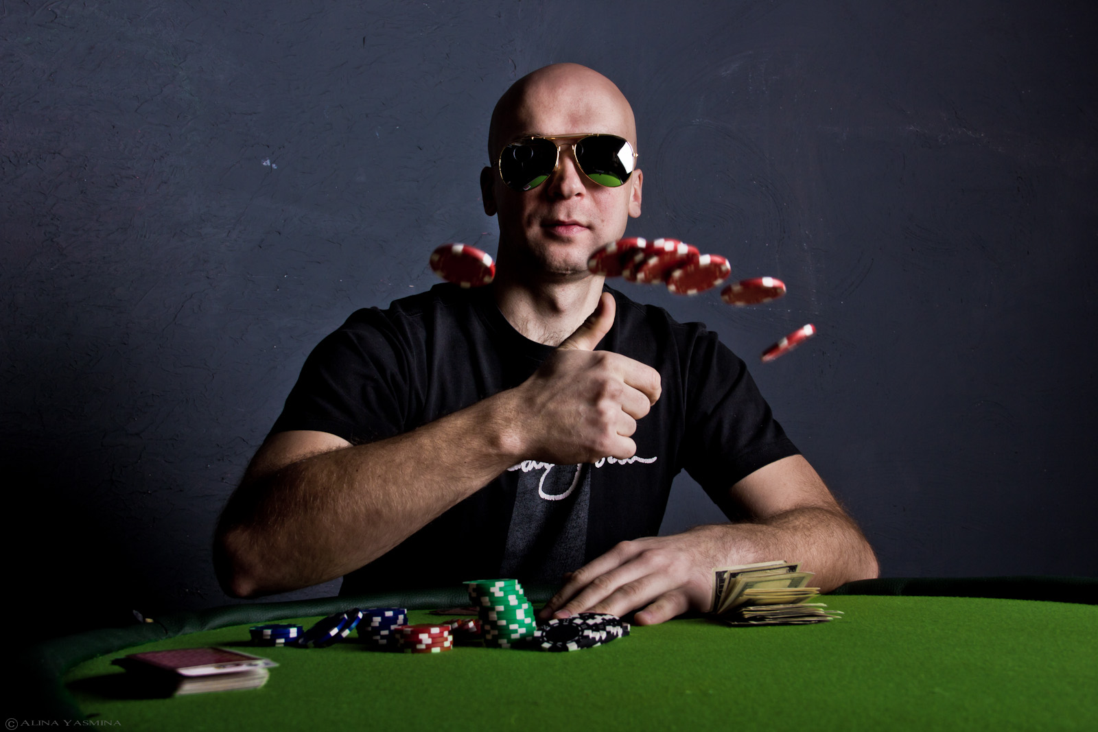 в покере многое выдают глаза